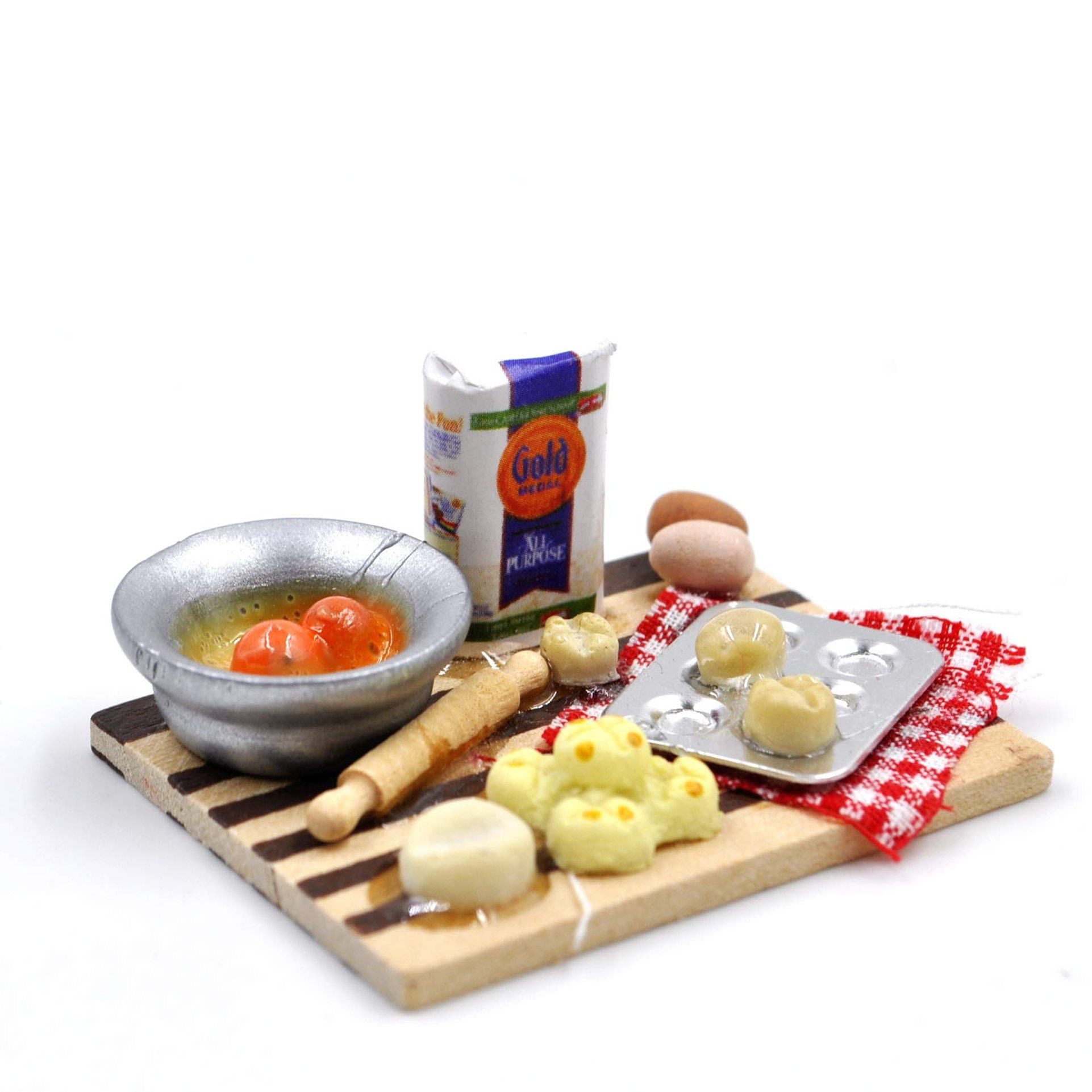 Miniature cooking set: Small kitchen set that comes with miniature tools and cooks tiny foods.